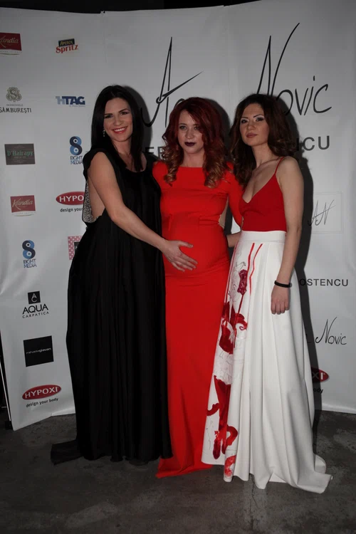 Ellie White, alături de Ana Novic şi Vera Holostencu