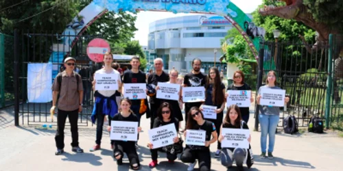 Protest la Delfinariul din Constanţa pentru eliberarea delfinilor Sursa FREE