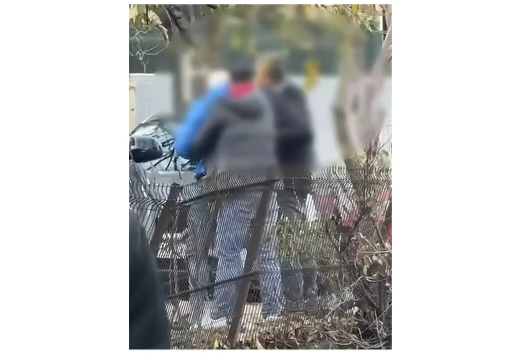 Tânăr arestat după ce a agresat un livrator căruia a încercat să-i fure scuterul, pe o stradă în București