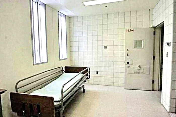 Timp de 18 luni acesta e biroul mogulului XXX