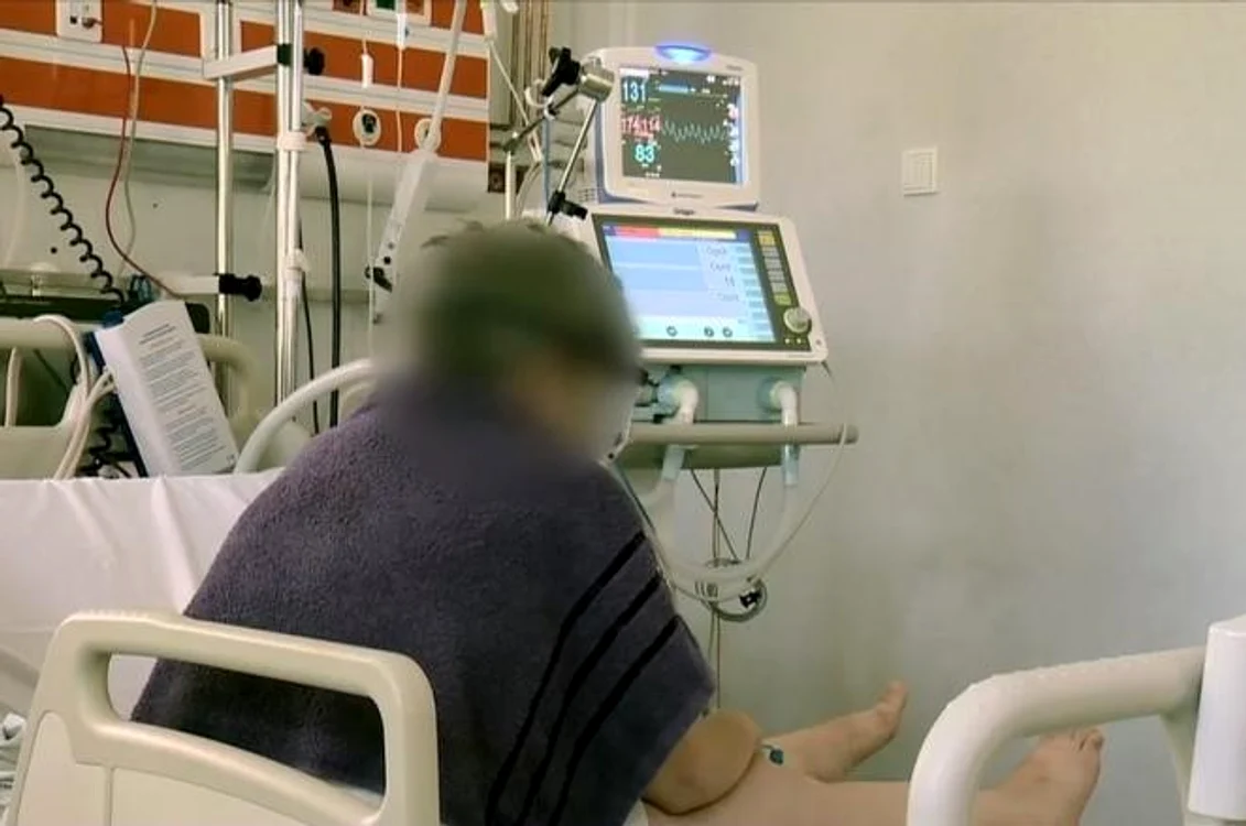 Pacienta nu îndrăznește să se întindă pentru că nu poate respirafoto: captură Digi 24