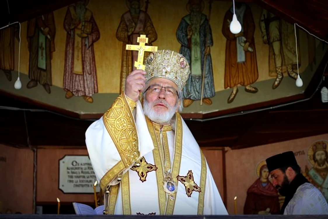 
    Arhiepiscopul Calinic vorbeşte despre botezul bebeluşilor, după decesul micuţului de la Suceava  
