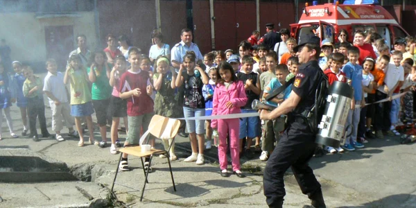 Slatina:Pompierii, profesori pentru copii
