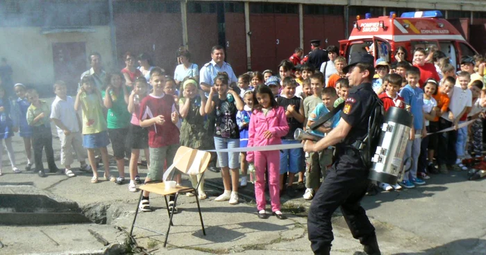 Slatina:Pompierii, profesori pentru copii