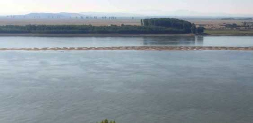 O barjă încărcată cu 1.000 de tone de azot s-a scufundat în Dunăre, după ce a lovit un pod la graniţa dintre Serbia şi Croaţia