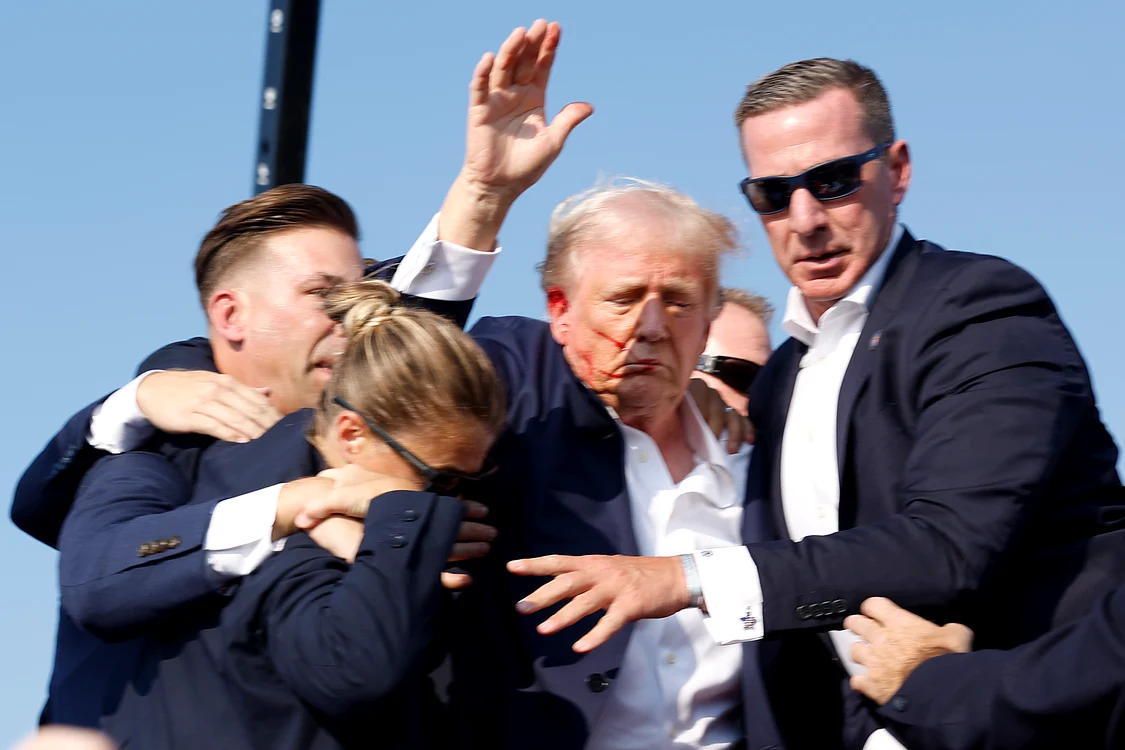 Donald Trump scos de pe scenă de agenții Secret Service/ FOTO:Getty Images
