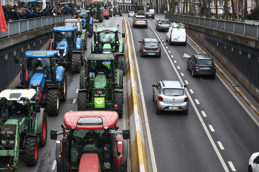 Mii de tractoare au blocat centrul Bruxellesului. Pentru ce protestează fermierii VIDEO