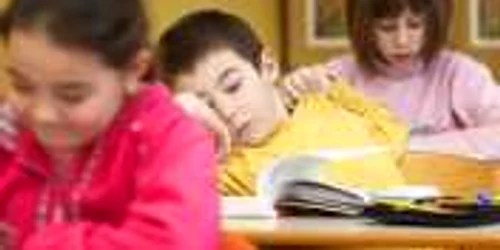 Copiii adorm în timpul orelor