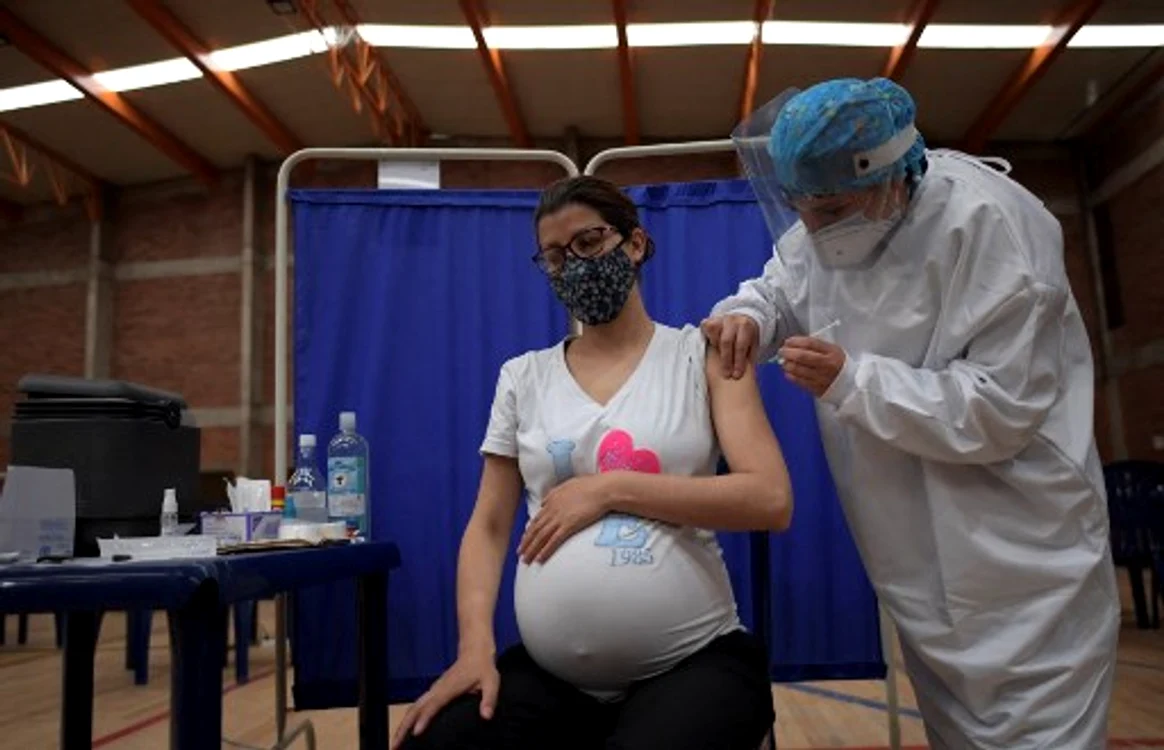 CDC recomandă ca femeile gravide să se vaccineze anti-COVIDfoto: AFP