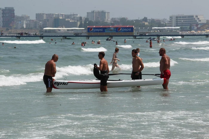 Radu Mazăre a fost ajutat de un grup de prieteni să ducă caiacul în apele mării