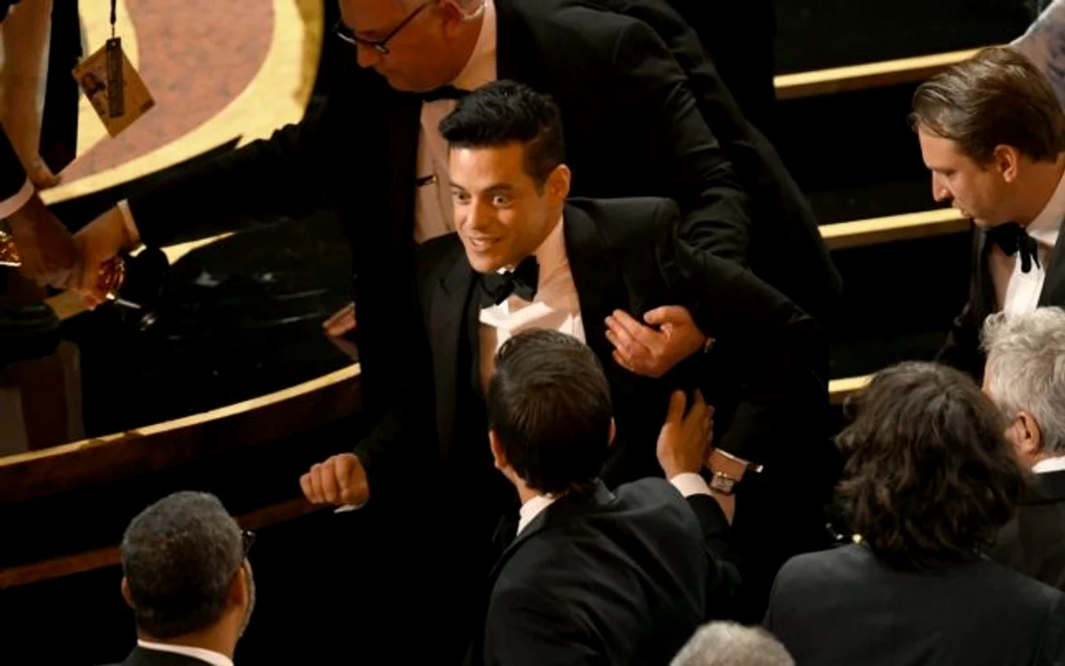 Rami Malek a fost ajutat de colegi să se ridice FOTO Guliver/Getty Images