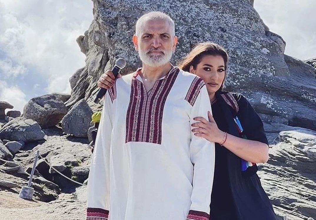 
    Damian Drăghici, alături de Cristina Stroe și fiul lor, Andreifoto: arhivă personală  