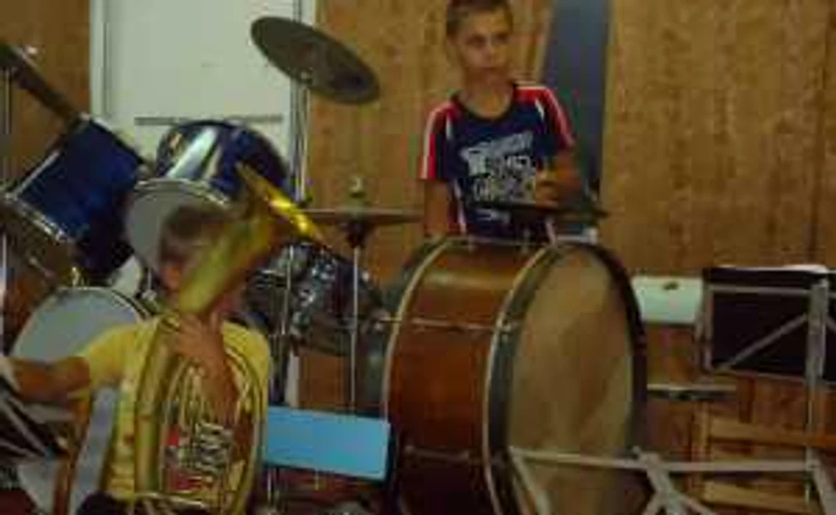 Băieţii din orchestra mică, la repetiţii