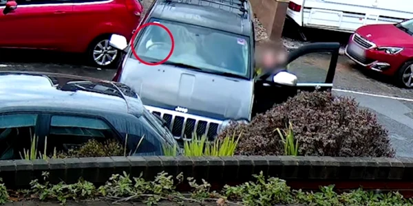 Patrupedul unei femei a provocat un accident rutier după ce ar fi ajuns la volanul autoturismului. Foto: Captură video YouTube