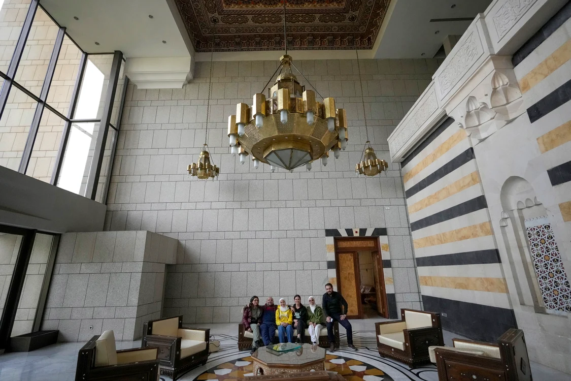 Familie siriană se pozează palatul abandonat al dictatorului sirian FOTO PROFIMEDIA