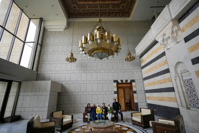 Familie siriană se pozează palatul abandonat al dictatorului sirian FOTO PROFIMEDIA