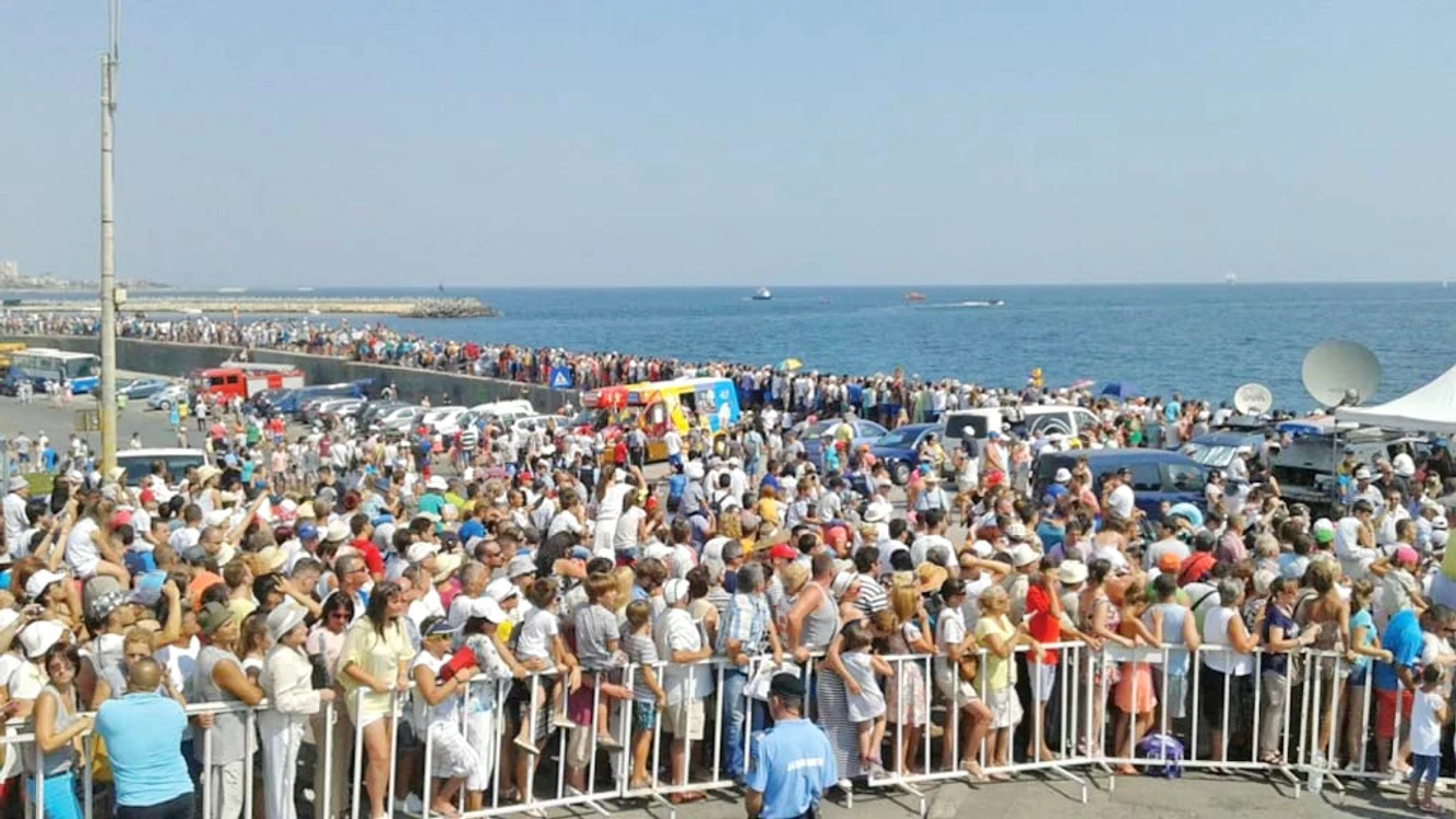 Oamenii au  urmărit  impresionaţi  parada  marinarilor