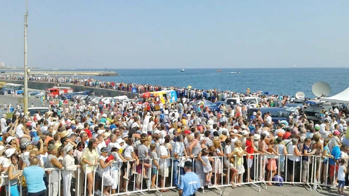 Oamenii au urmărit impresionaţi parada marinarilor