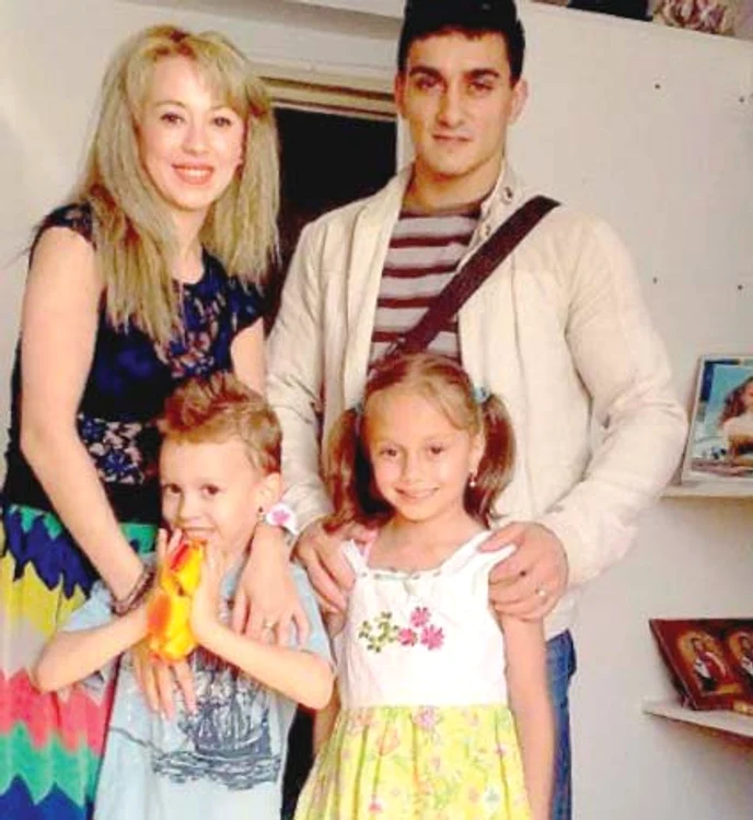 
    Larisa  Drăgulescu; Richard, 5 ani  și jumătate; Beatrice, 7 ani  și jumătate si  Marian  Drăgulescu  