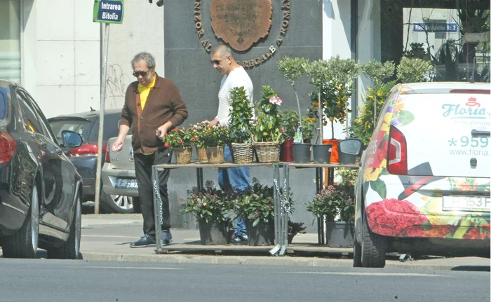 Nicolae Badea încalcă restricțiile impuse de lege și nici nu poartă nimic protector pe mâini sau pe față