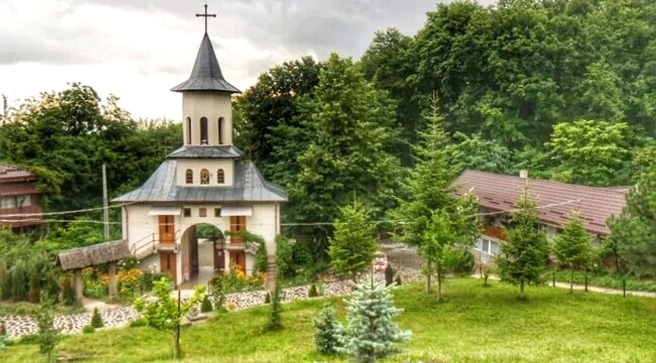 
    Mânăstirea Dălhăuți este cel mai mare focar Covid din RomâniaFoto: facebook Mânăstirea Dălhăuți  