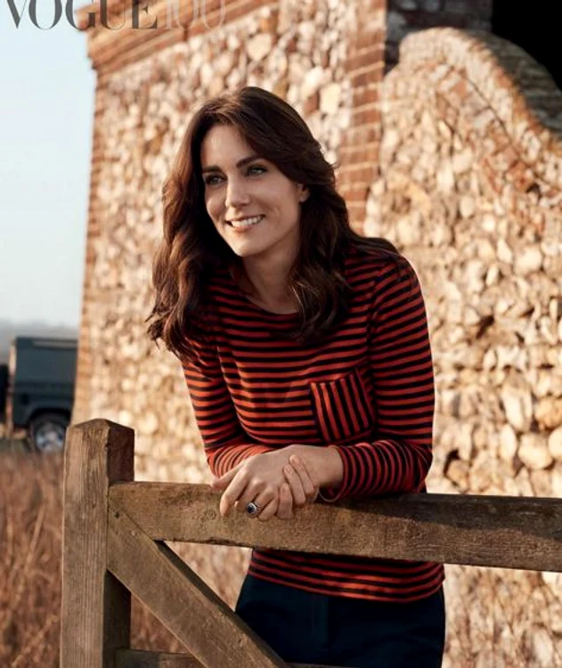 Aceasta este una dintre fotografiile din ediția aniversară Vogue Marea Britanie