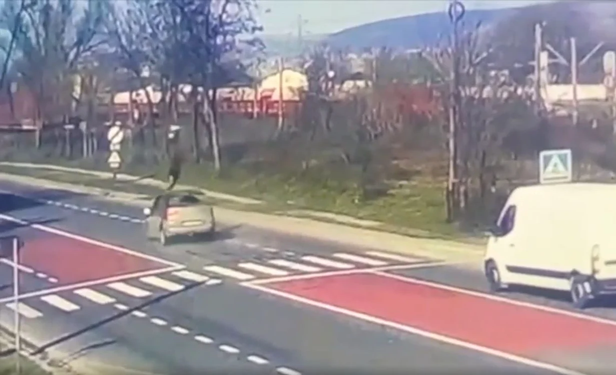 Pietonul a fost aruncat în aer câțiva metri după ce a fost lovit de mașină FOTO captură video