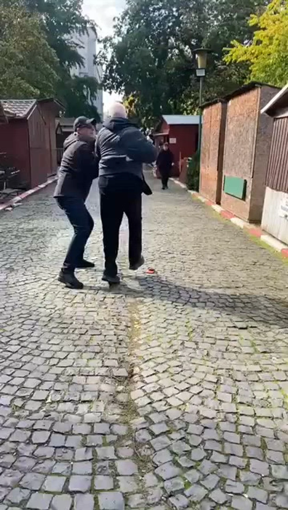 Conflict în stradă între un fost consilier PNL din Sectorul 1 și administratorul unui târg. Adrian Oianu: „Avea o atitudine de interlop”