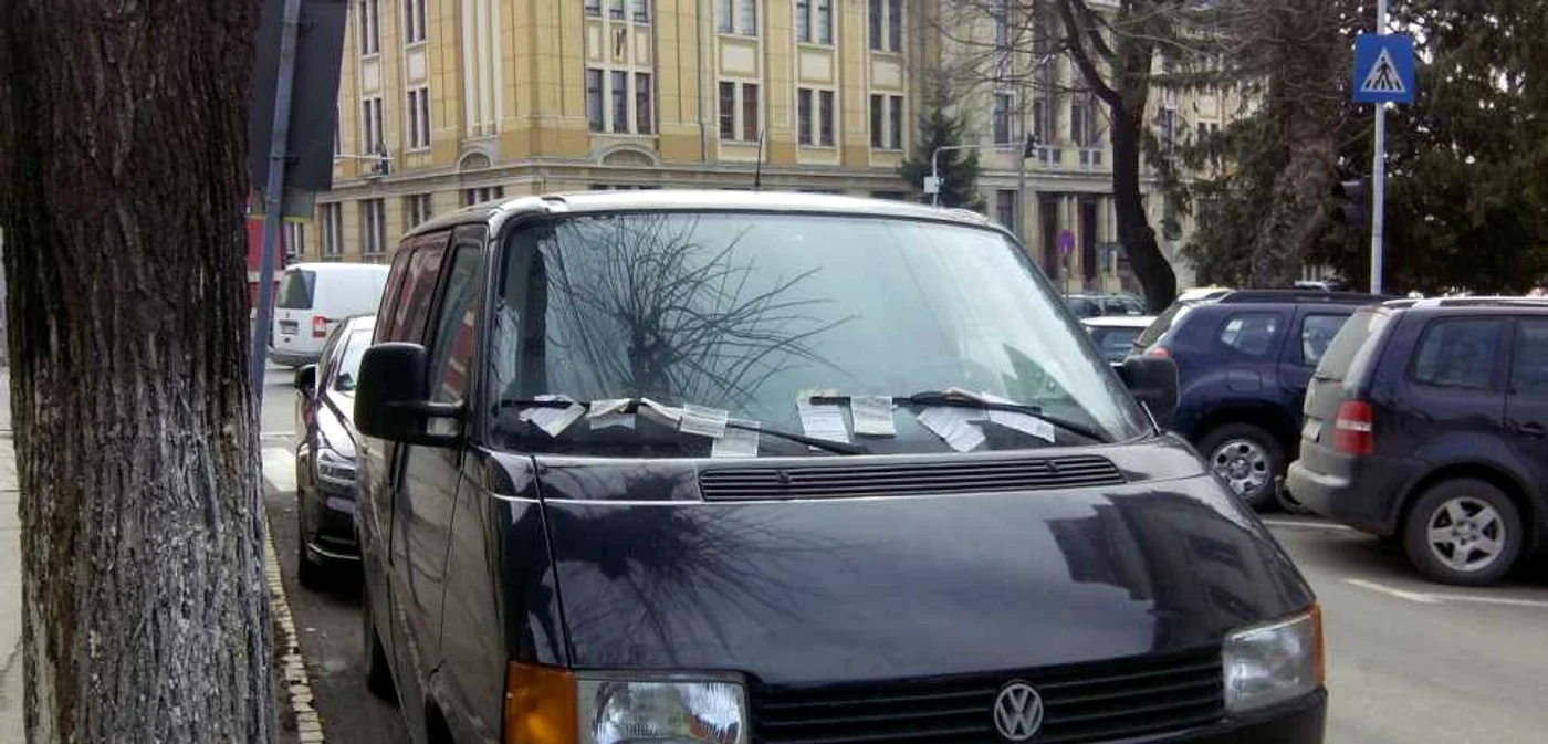 Posesorul maşinii din imagine a strâns o impresionantă colecţie de note de constatare, dar nu este în Top 3 FOTO: Ana Gajdo