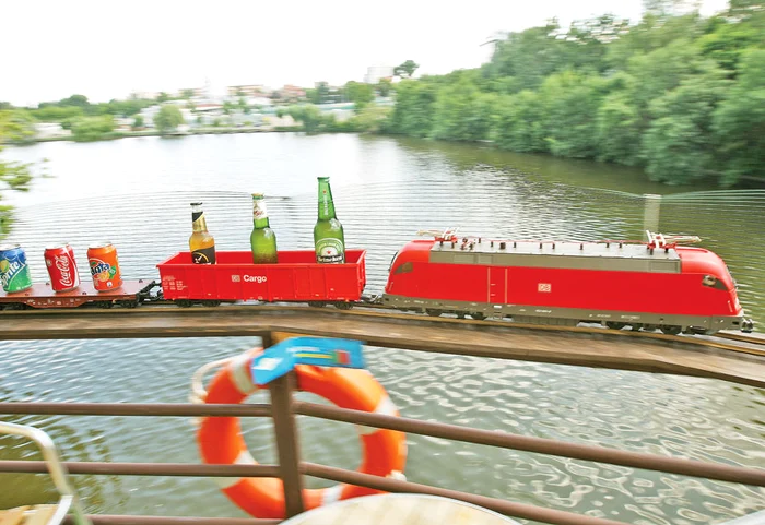 Terasa aflată pe malul Lacului Tei a devenit atracţia bucureştenilor de când aici te serveşte trenuleţul-jucărie (fotografii: Sever Gheorghe)