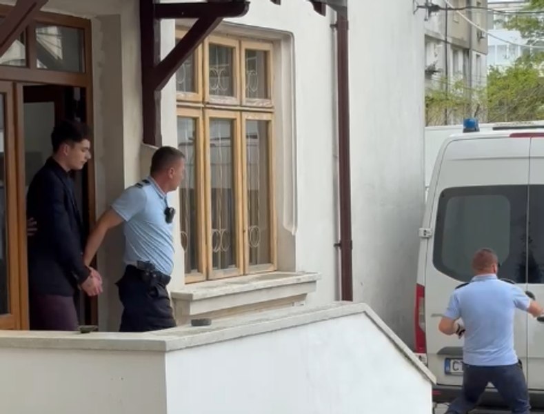Vlad Pascu, în sala de judecată, la un gardian distanță de rudele victimelor sale. „Parcă au înviat niște speranțe...”