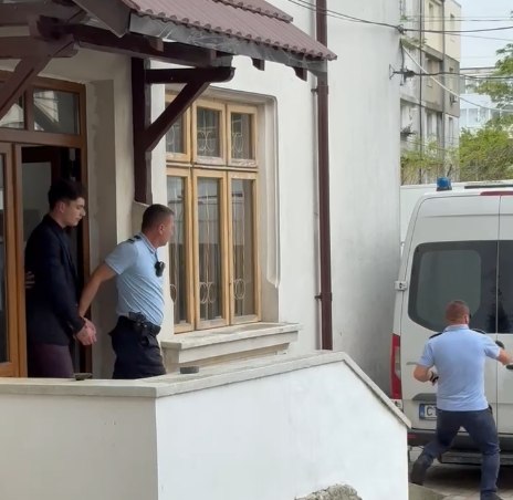 Vlad Pascu se află în sala de judecată lângă rude. Vlad Pascu se află în sala de judecată lângă rude.