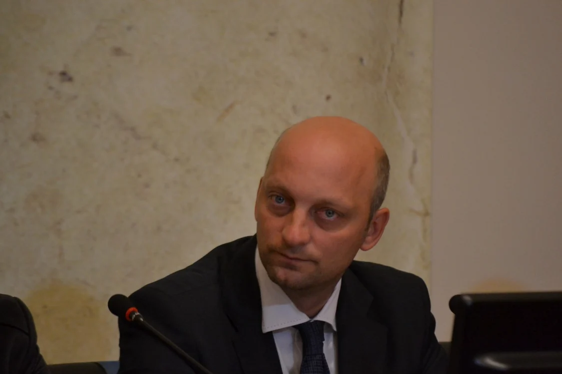Vasile Tescaru, care a luat locul primarului arestat Romeo Stavarache, ameninţă partidele cu sancţiuni FOTO Mircea Merticariu