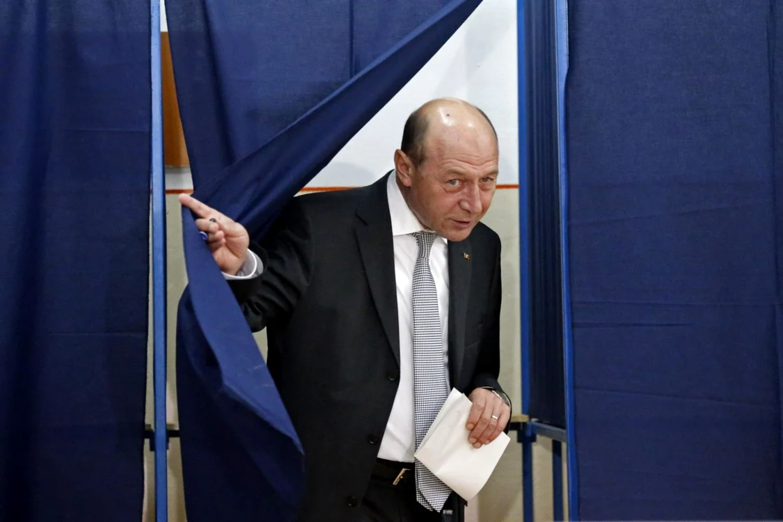 Preşedintele Traian Băsescu a votat la Liceul A.D. Xenepol, Bucureşti FOTO Reuters