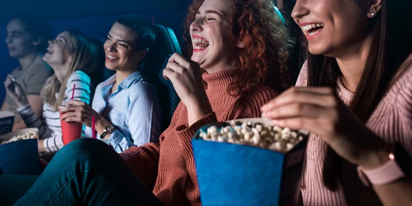 spectatori cinema popcorn shutterstock 1908080326 jpg
