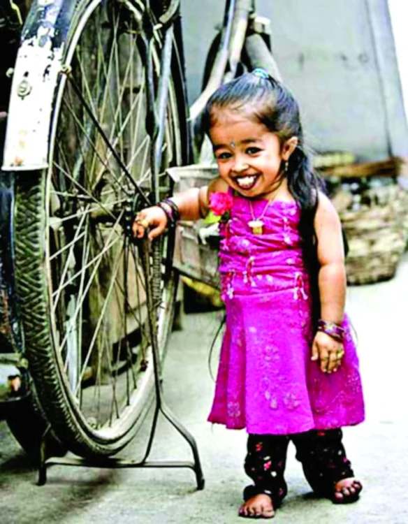 
    Fetiţa e mai mică  decât o roată de bicicletă  