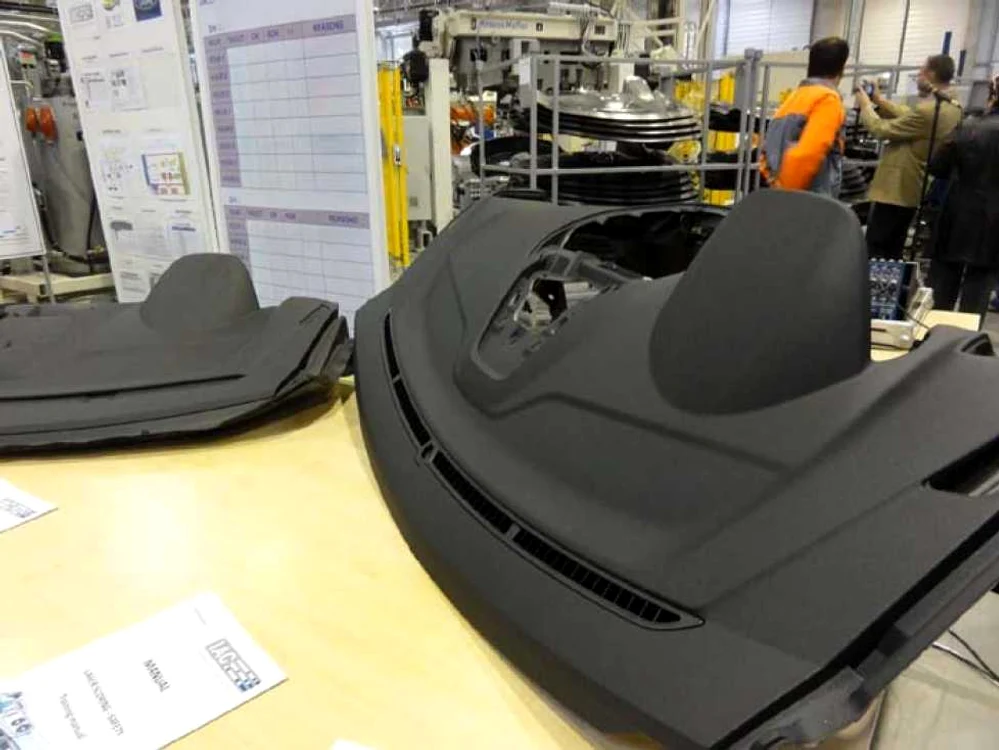 În cadrul fabricii IAC de la Balş este folosită în premieră mondială tehnologia FastKast, ce permite modelarea materialelor din PVC şi poliuretan termoplastic în straturi cu grosime de doar un milimetru 