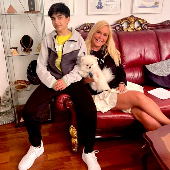 Vica spune despre fiul ei, Edan, că se descurcă singur la 15 ani