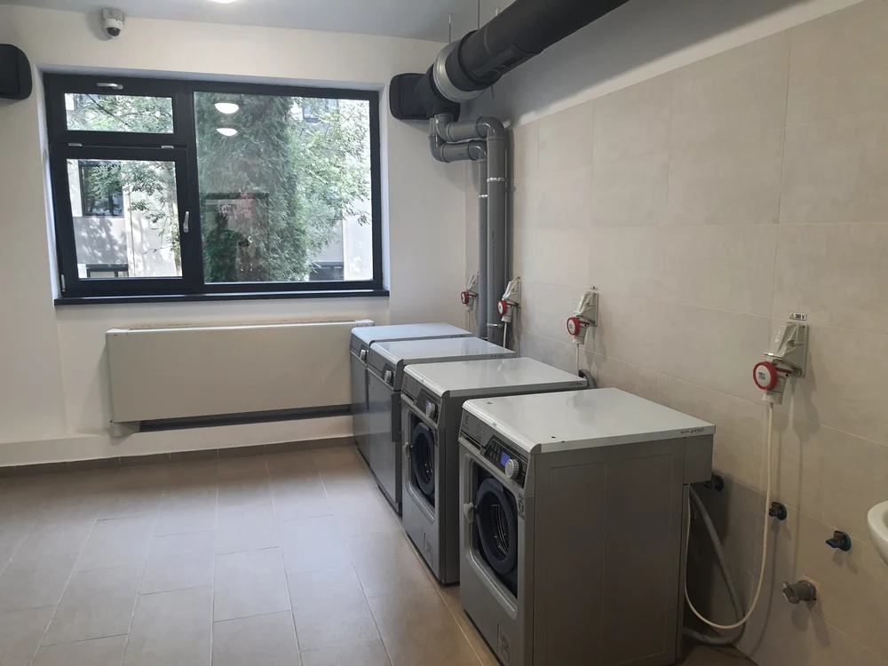 Studentii din cămin pot folosi gratuit mașinile de spălat și uscătorul