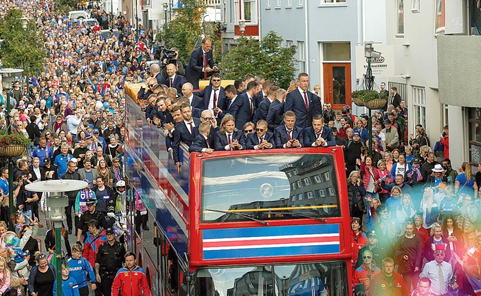 Fotbaliştii islandezi au fost plimbaţi cu un autocar descoperitFoto: AP
