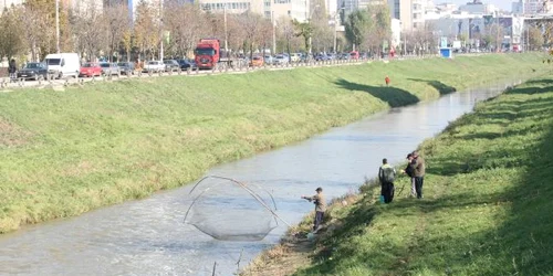 Pescarii şi-au dat întâlnire pe malul râului Bahlui