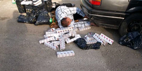 Cele trei autoturisme erau burduşite cu ţigări 