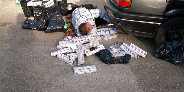 Cele trei autoturisme erau burduşite cu ţigări 
