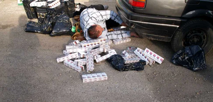 Cele trei autoturisme erau burduşite cu ţigări