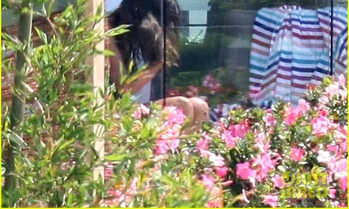 leonardo dicaprio mystery girl balcony 01 jpeg