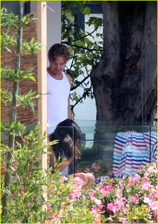leonardo dicaprio mystery girl balcony 01 jpeg