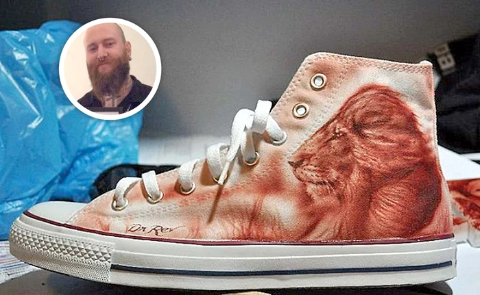 
    Încălţămintea  sport a prins viaţă cu  sângele artistului  Rev Mayers  