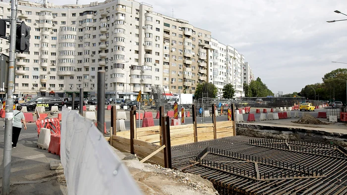 Pasajul hobanat e realizat peste Şos. Berceni 