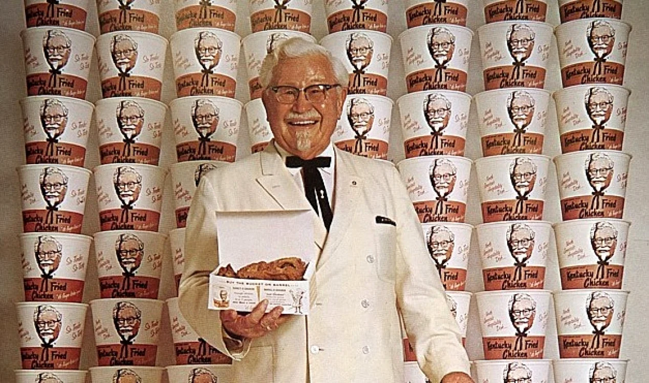 Colonelul Harland Sanders, creatorul KFC, era un bărbat cu un temperament agresiv. FOTO Daily Mail