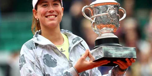 Garnione Muguruza se fotografiază cu trofeul Roland Garros FOTO Guliver Gettyimages